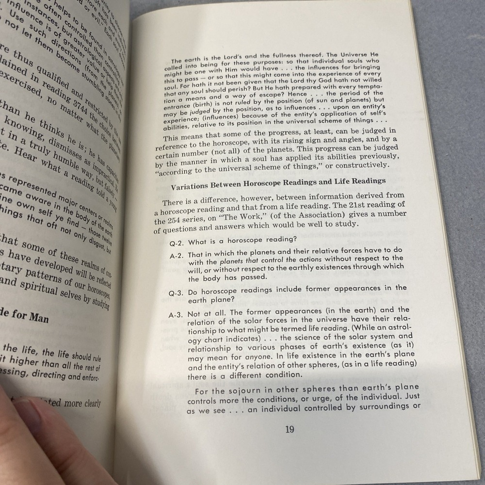 VINTAGE 1969 ASTROLOGY AND THE EDGAR CAYCE READINGS  PAPERBACK BOOK - Picture 5 of 5